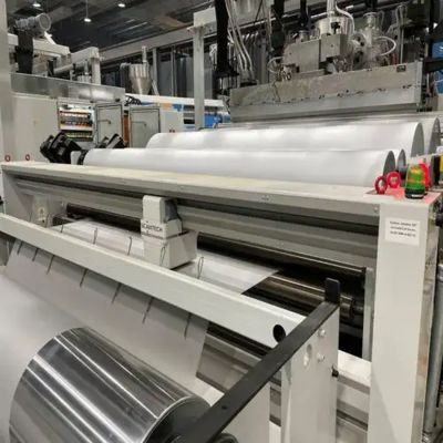 comprar Línea de extrusión de película solar EVA de 2400 mm / 2600 mm de ancho con 300-700 kg/h de salida y velocidad máxima de línea de 16 m/s para encapsulación de paneles solares online manufacture
