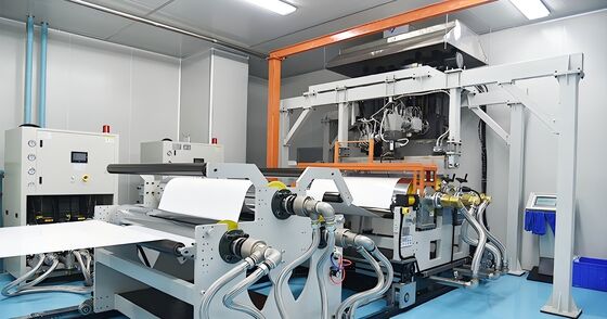 comprar Línea de extrusión de láminas decorativas PETG con salida de 600 KG/H y rango de espesor de 0,2-2 mm para estructura de tres capas GAG online manufacture