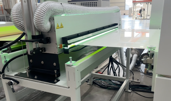 Comprar Línea de extrusión de láminas decorativas de PETG con capacidad de producción de 850 kg/h, rango de espesor de 4*8 pies*1 mm y estructura ABA online manufacture